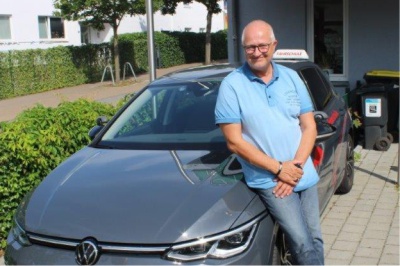 Peter Kopietz vor Fahrzeug
