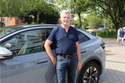 Volker Kleber vor Fahrzeug